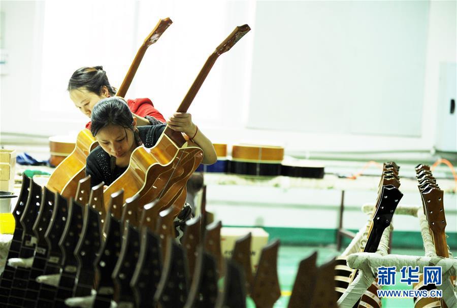 (在習近平新時代中國特色社會主義思想指引下——新時代新作為新篇章·圖文互動)(1)貴州正安:吉他奏響發(fā)展“神曲”