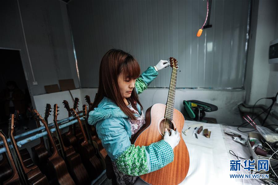 (在習近平新時代中國特色社會主義思想指引下——新時代新作為新篇章·圖文互動)(6)貴州正安:吉他奏響發(fā)展“神曲”