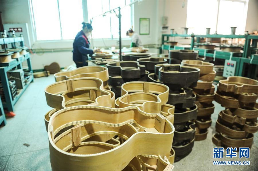 (在習近平新時代中國特色社會主義思想指引下——新時代新作為新篇章·圖文互動)(4)貴州正安:吉他奏響發(fā)展“神曲”