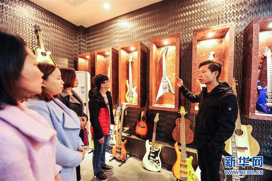 (在習近平新時代中國特色社會主義思想指引下——新時代新作為新篇章·圖文互動)(7)貴州正安:吉他奏響發(fā)展“神曲”