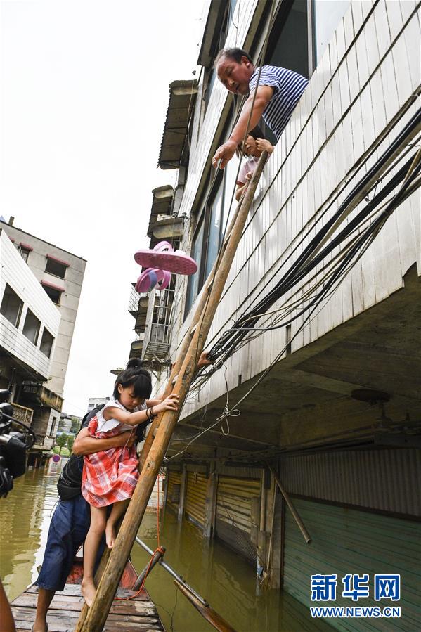 （抗洪搶險&middot;圖文互動）（2）洪水來時，那暖心的民間救援