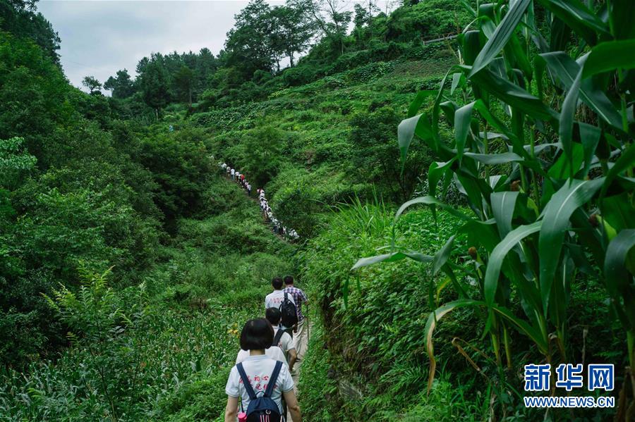 (壯麗70年·奮斗新時(shí)代——記者再走長(zhǎng)征路·圖文互動(dòng))(2)記者手記:長(zhǎng)征是一步一步走出來(lái)的