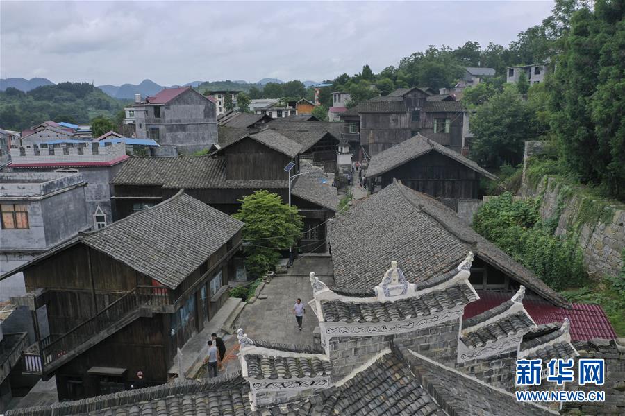 （壯麗70年&middot;奮斗新時代&mdash;&mdash;記者再走長征路&middot;圖文互動）（3）手捧棉被憶紅軍：走了那么多年，我們都念他們的好