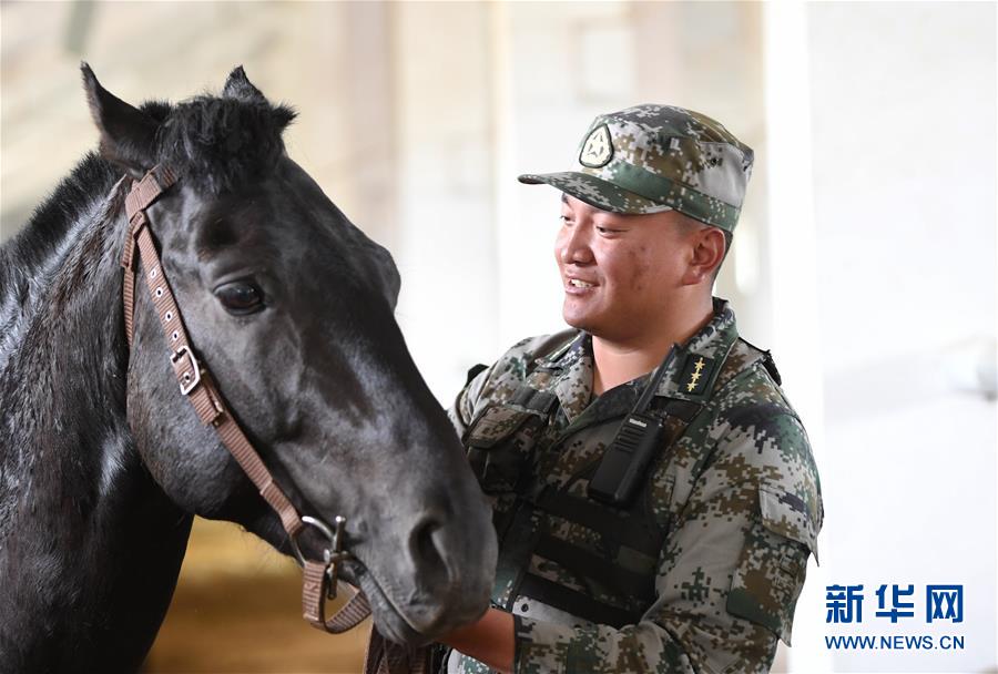 （新華全媒頭條&middot;愛(ài)國(guó)情 奮斗者&middot;圖文互動(dòng)）（4）初心不改 紅心向黨&mdash;&mdash;西部戰(zhàn)區(qū)陸軍某旅玉樹(shù)獨(dú)立騎兵連連長(zhǎng)尼都塔生一家四代跟黨走紀(jì)實(shí)