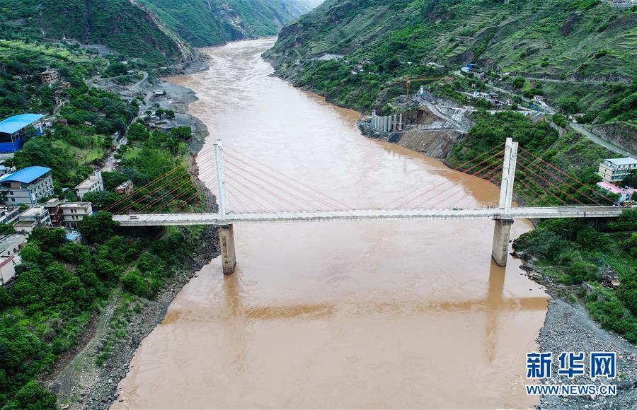 （新華全媒頭條&middot;壯麗70年&middot;奮斗新時(shí)代&mdash;&mdash;記者再走長(zhǎng)征路&middot;圖文互動(dòng)）（3）前進(jìn)，向著光明的方向&mdash;&mdash;尋訪金沙江畔紅色印記