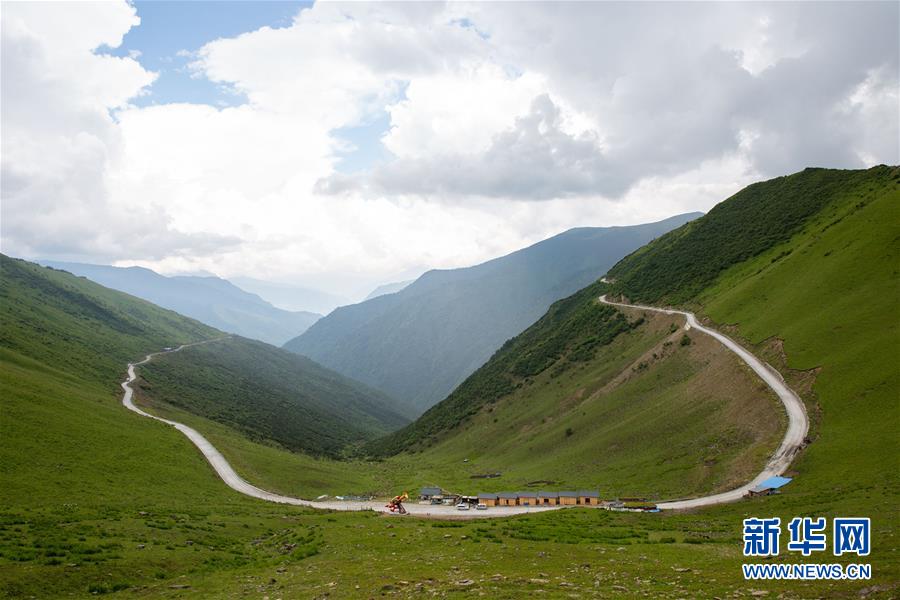 （壯麗70年&middot;奮斗新時(shí)代&mdash;&mdash;記者再走長征路&middot;圖文互動(dòng)）（2）夾金山上&ldquo;馬燈紅&rdquo;