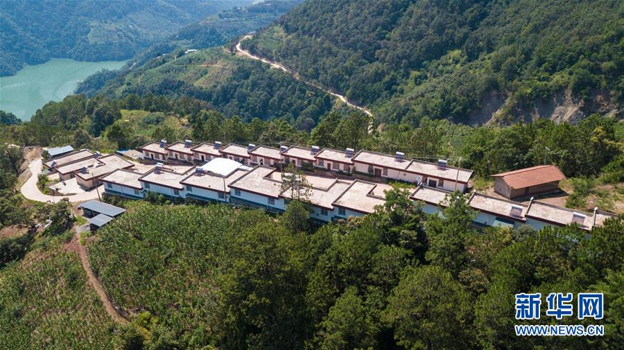 （在習(xí)近平新時(shí)代中國(guó)特色社會(huì)主義思想指引下&mdash;&mdash;新時(shí)代新作為新篇章&middot;總書記關(guān)心的百姓身邊事&middot;圖文互動(dòng)）（1）&ldquo;四好農(nóng)村路&rdquo;：通向幸福，通向遠(yuǎn)方