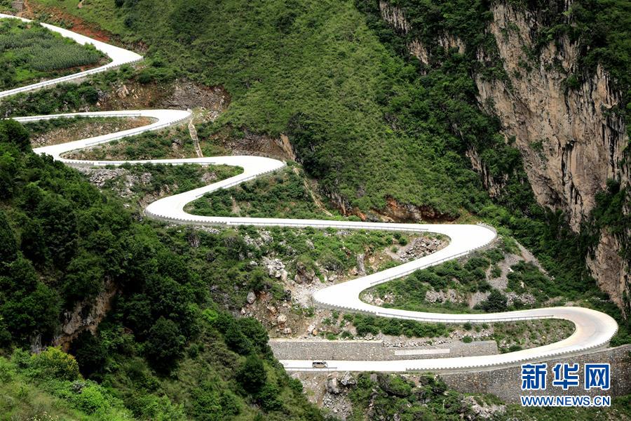 （在習(xí)近平新時(shí)代中國(guó)特色社會(huì)主義思想指引下&mdash;&mdash;新時(shí)代新作為新篇章&middot;總書記關(guān)心的百姓身邊事&middot;圖文互動(dòng)）（2）&ldquo;四好農(nóng)村路&rdquo;：通向幸福，通向遠(yuǎn)方