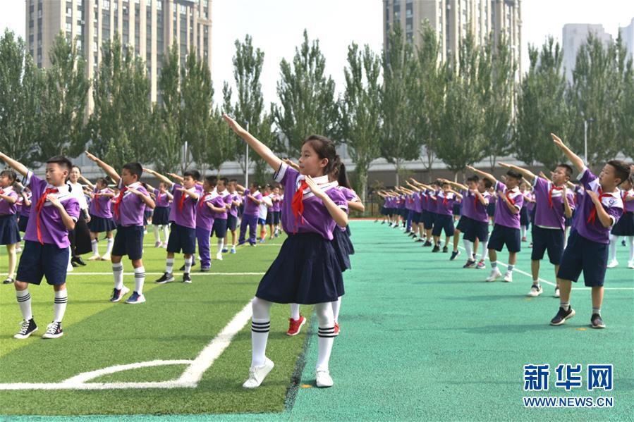 （體育&middot;圖文互動）（1）（在習近平新時代中國特色社會主義思想指引下&mdash;&mdash;新時代新作為新篇章&middot;總書記關心的百姓身邊事）奔跑吧，少年！&mdash;&mdash;體育讓孩子們插上強壯的翅膀（配本社同題文字稿）