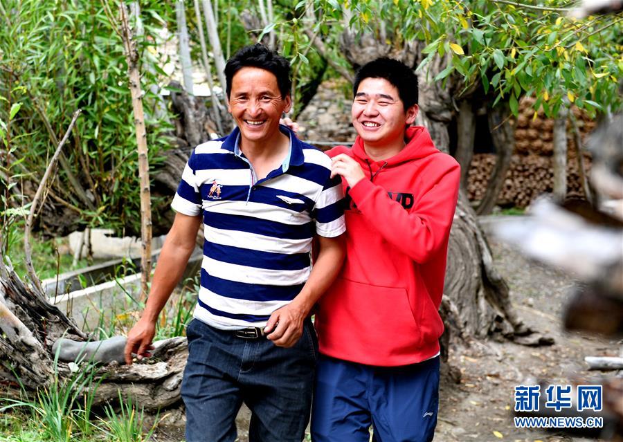 （在習(xí)近平新時(shí)代中國特色社會主義思想指引下&mdash;&mdash;新時(shí)代新作為新篇章&middot;總書記關(guān)心的百姓身邊事&middot;圖文互動)（3）&ldquo;我走進(jìn)大山，是為了讓你走出大山&rdquo;&mdash;&mdash;大學(xué)生支教故事