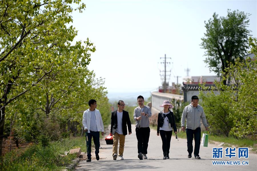 （在習(xí)近平新時(shí)代中國特色社會(huì)主義思想指引下&mdash;&mdash;新時(shí)代新作為新篇章&middot;總書記關(guān)心的百姓身邊事&middot;圖文互動(dòng)）（5）&ldquo;農(nóng)&rdquo;字頭照樣&ldquo;大&rdquo;作為&mdash;&mdash;豐收時(shí)節(jié)看涉農(nóng)高校人才在希望的田野