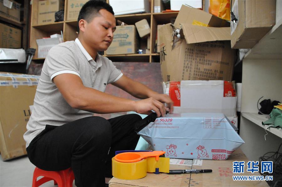 (在習近平新時代中國特色社會主義思想指引下——新時代新作為新篇章·總書記關(guān)心的百姓身邊事·圖文互動)(3)手機成為“新農(nóng)具” 莊戶人變“新店家”——農(nóng)村電商助力農(nóng)民豐收