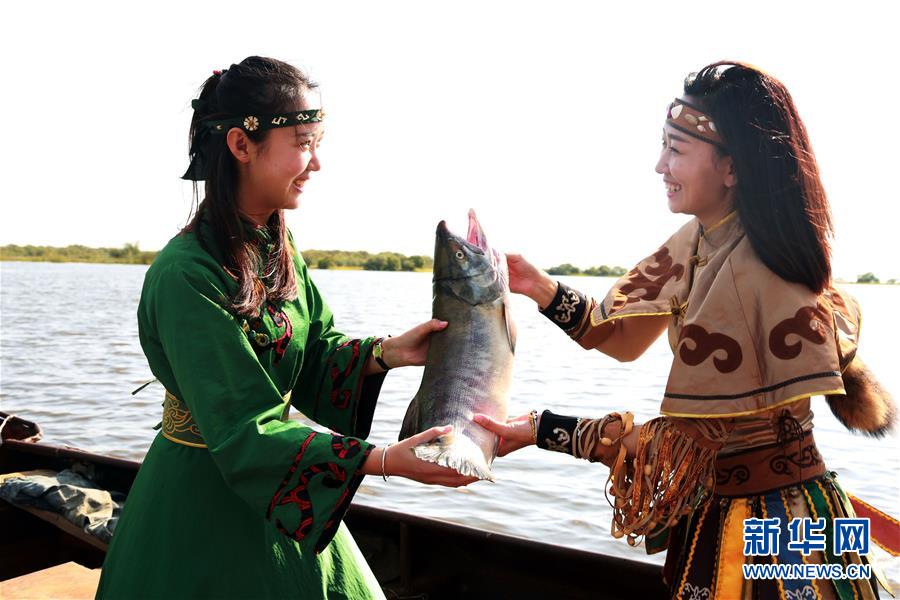 （新華全媒頭條&middot;圖文互動）（9）讓各民族手足相親守望相助&mdash;&mdash;以習(xí)近平同志為核心的黨中央關(guān)心少數(shù)民族和民族工作紀(jì)實