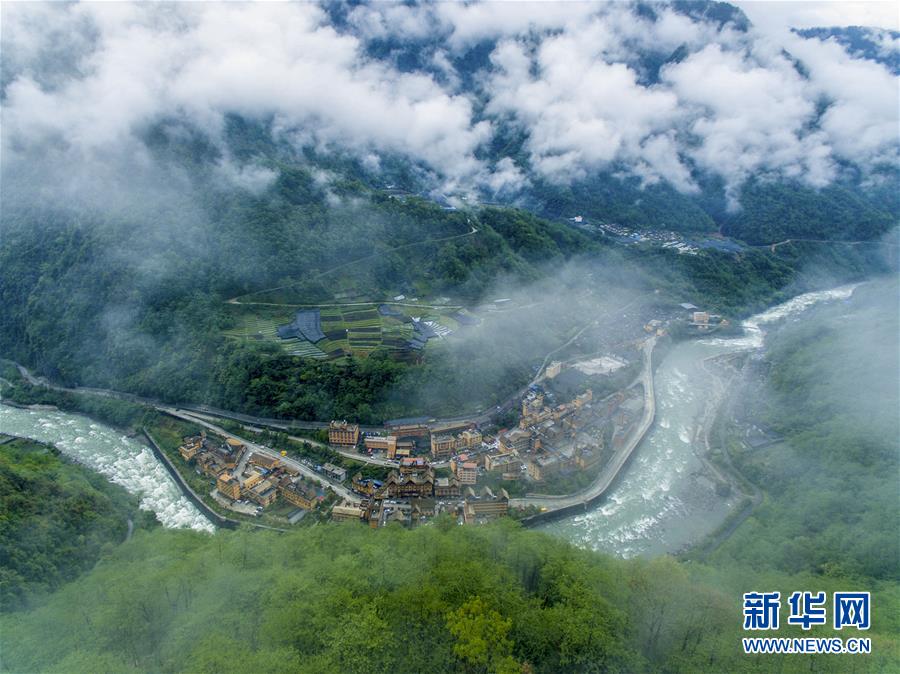 （新華全媒頭條&middot;圖文互動）（10）讓各民族手足相親守望相助&mdash;&mdash;以習(xí)近平同志為核心的黨中央關(guān)心少數(shù)民族和民族工作紀(jì)實