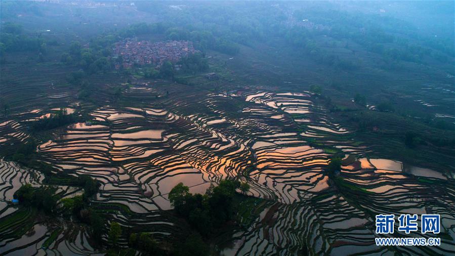 （新華全媒頭條&middot;圖文互動）（13）讓各民族手足相親守望相助&mdash;&mdash;以習(xí)近平同志為核心的黨中央關(guān)心少數(shù)民族和民族工作紀(jì)實