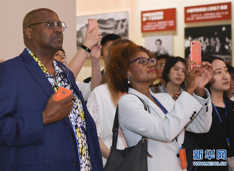 （圖文互動(dòng)）（3）讓友誼輝映未來(lái)&mdash;&mdash;記&ldquo;友誼勛章&rdquo;獲得者及代表參觀慶祝中華人民共和國(guó)成立70周年大型成就展