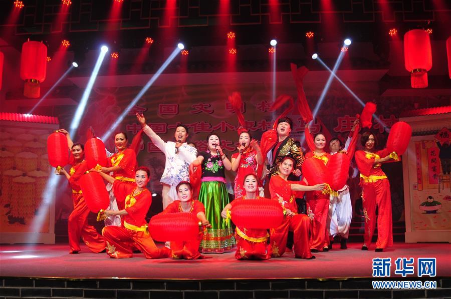 (在習(xí)近平新時(shí)代中國(guó)特色社會(huì)主義思想指引下——新時(shí)代新作為新篇章·總書(shū)記關(guān)心的百姓身邊事·圖文互動(dòng))(1)讓鄉(xiāng)村社會(huì)既充滿活力又和諧有序——中國(guó)鄉(xiāng)村治理呈現(xiàn)新局面