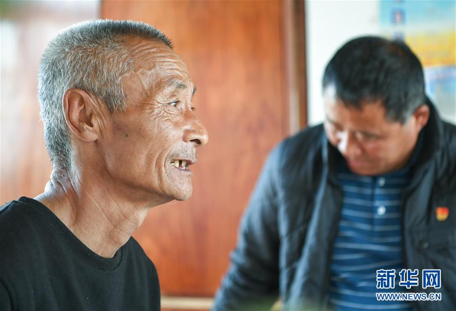 （在習(xí)近平新時代中國特色社會主義思想指引下&mdash;&mdash;新時代新作為新篇章&middot;總書記關(guān)心的百姓身邊事&middot;圖文互動）（2）一本&ldquo;村官&rdquo;日記里的扶貧路&mdash;&mdash;小故事里的大情懷之四