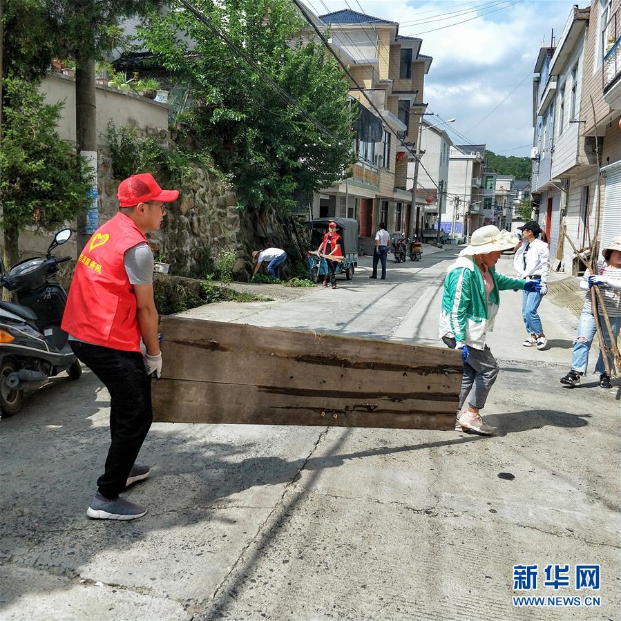 （新華全媒頭條&middot;時(shí)代先鋒&middot;圖文互動(dòng)）（4）換得秋實(shí)一夏花&mdash;&mdash;追記基層青年紀(jì)檢監(jiān)察干部李夏