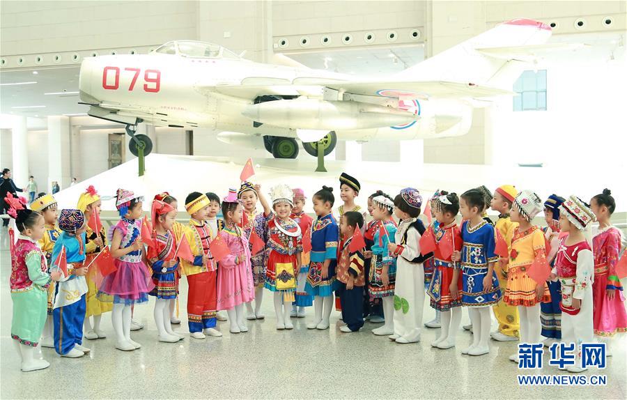 （人民空軍70年&middot;圖文互動）（2）我愛祖國的藍(lán)天&mdash;&mdash;空軍強軍主題紀(jì)念封8張&ldquo;同框照&rdquo;背后的故事 