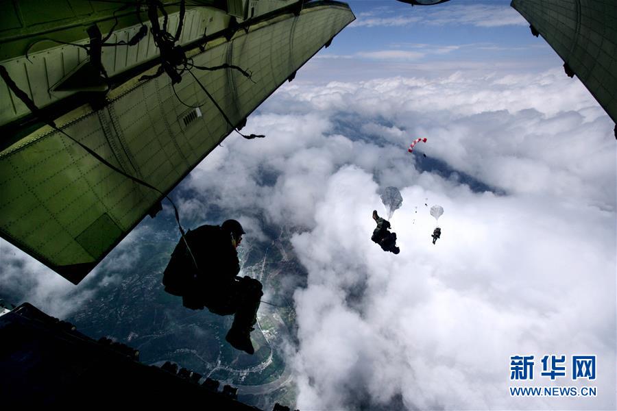 （新華全媒頭條&middot;人民空軍70年&middot;圖文互動）（12）陽光照耀奮飛的航程&mdash;&mdash;黨中央、中央軍委和習主席關(guān)心人民空軍建設(shè)發(fā)展紀實