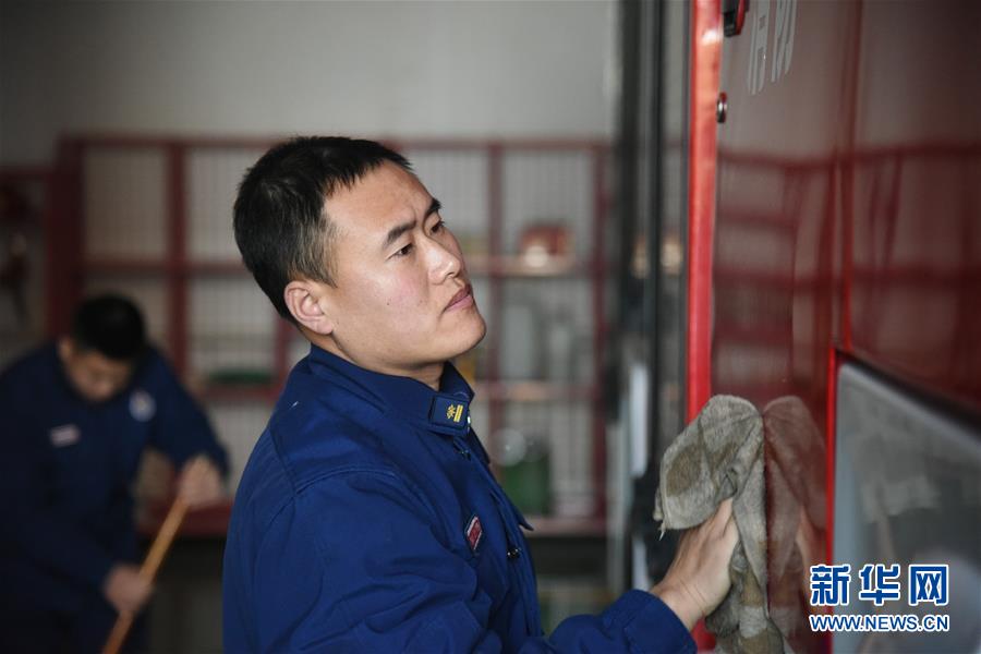 （走基層 聽民聲&middot;圖文互動(dòng)）（3）皚皚白雪中的一抹&ldquo;火焰藍(lán)&rdquo;&mdash;&mdash;走近中國(guó)最北消防員