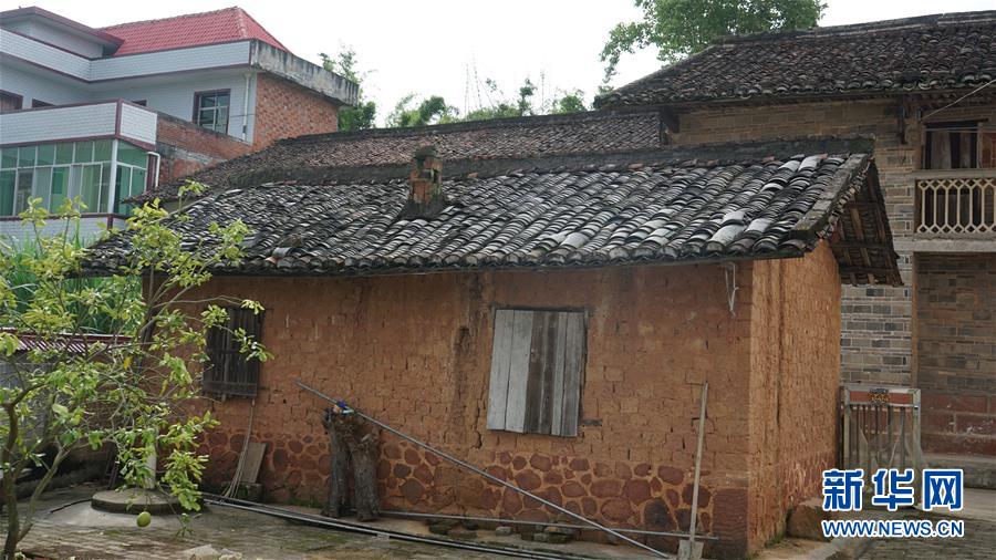 (新華全媒頭條·圖文互動(dòng))(2)守望80年的土房 永恒不變的初心——贛南蘇區(qū)曹承鳳家“三棟房”記事