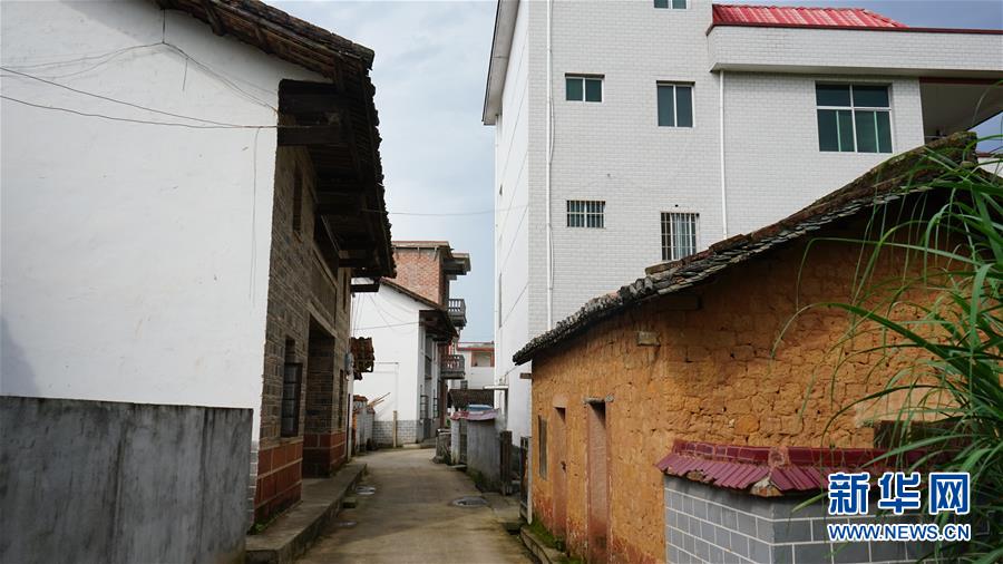 (新華全媒頭條·圖文互動(dòng))(1)守望80年的土房 永恒不變的初心——贛南蘇區(qū)曹承鳳家“三棟房”記事