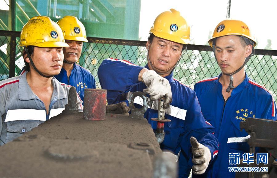 （愛國情 奮斗者&middot;圖文互動）（2）錨定無悔奮進的航向&mdash;&mdash;記港口創(chuàng)新路上的&ldquo;藍領(lǐng)專家&rdquo;孔祥瑞