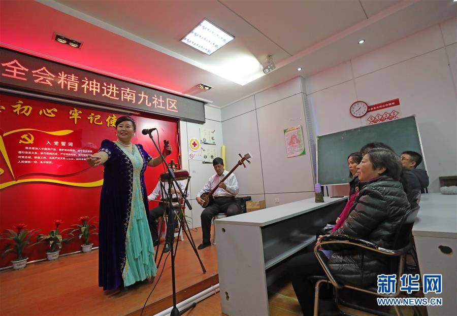 （四中全會精神在基層&middot;圖文互動）（4）說學(xué)逗唱間傳遞中國之治&mdash;&mdash;遼寧創(chuàng)新組織曲藝小分隊宣講四中全會精神