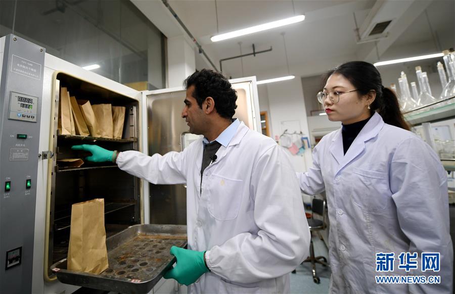 （在習(xí)近平新時(shí)代中國(guó)特色社會(huì)主義思想指引下&mdash;&mdash;新時(shí)代新作為新篇章&middot;總書(shū)記關(guān)切開(kāi)放事&middot;圖文互動(dòng)）（2）來(lái)中國(guó)&ldquo;學(xué)種地&rdquo;的&ldquo;洋學(xué)生&rdquo;