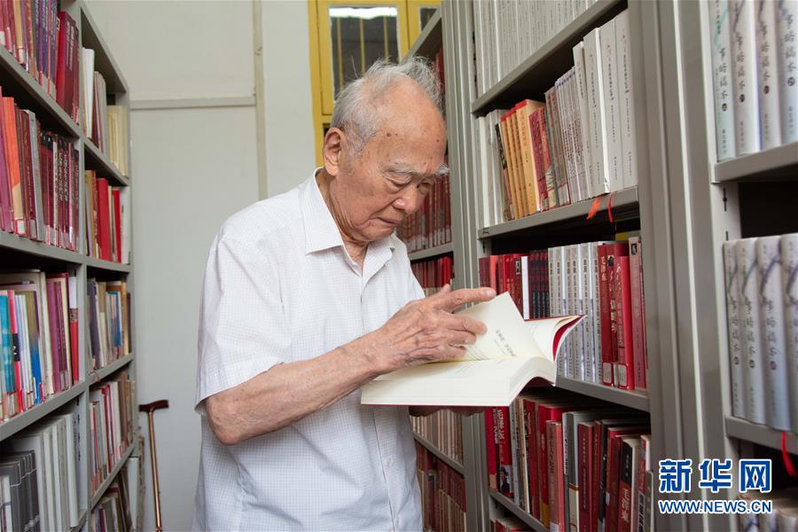 （新華全媒頭條&middot;圖文互動(dòng)）（6）滄海橫流 信仰彌堅(jiān)&mdash;&mdash;記共產(chǎn)黨員、湘潭大學(xué)九旬教授滄南