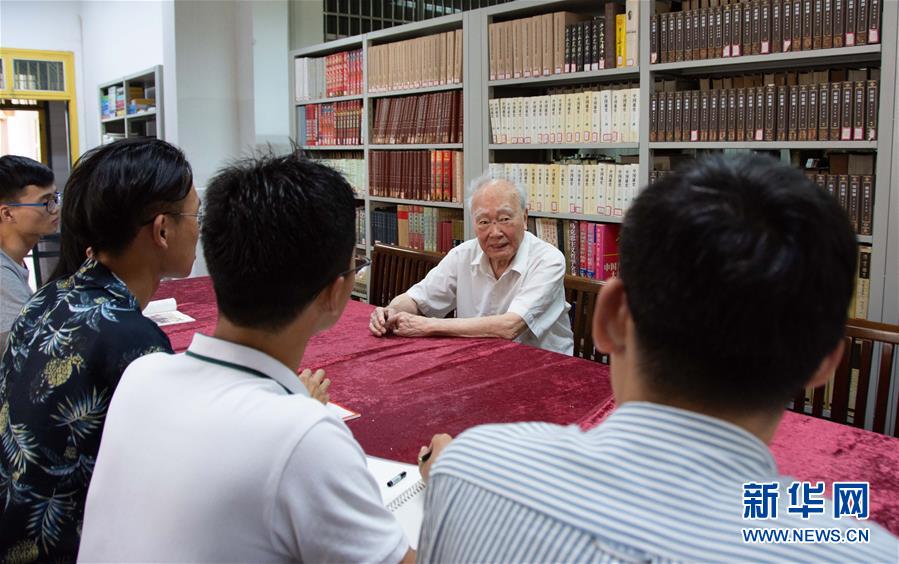 （新華全媒頭條&middot;圖文互動(dòng)）（4）滄海橫流 信仰彌堅(jiān)&mdash;&mdash;記共產(chǎn)黨員、湘潭大學(xué)九旬教授滄南