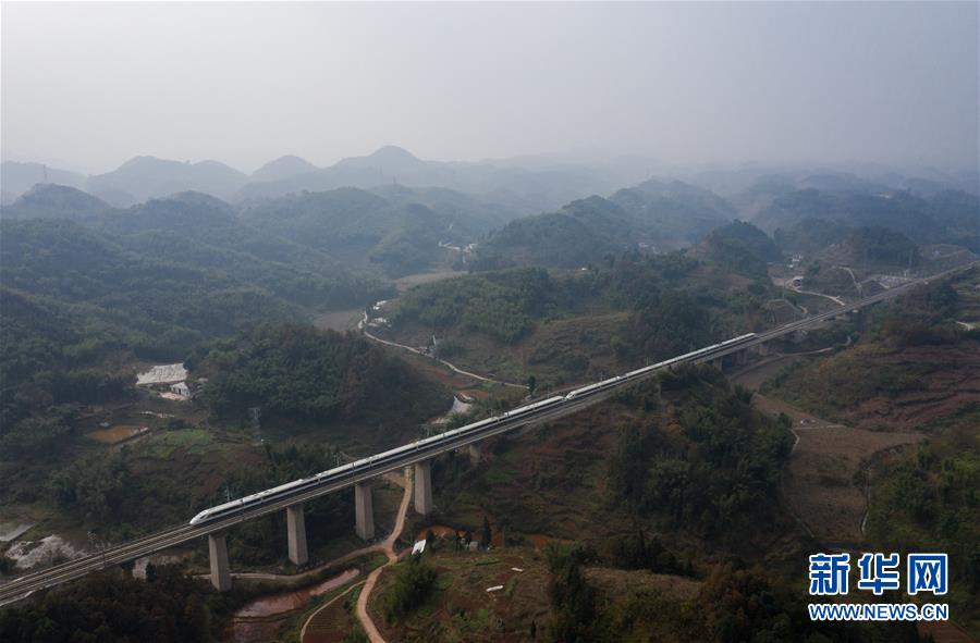 （新華全媒頭條&middot;圖文互動(dòng)）（4）烏蒙歡歌高鐵來(lái)&mdash;&mdash;寫(xiě)在成貴高鐵通車之際