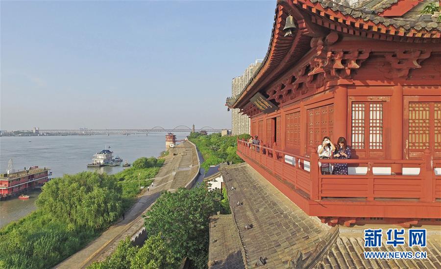 （在習(xí)近平新時(shí)代中國特色社會(huì)主義思想指引下&mdash;&mdash;新時(shí)代新作為新篇章&middot;總書記關(guān)切高質(zhì)量發(fā)展&middot;圖文互動(dòng)）（2）在藍(lán)天白云下&mdash;&mdash;污染防治攻堅(jiān)戰(zhàn)持續(xù)推進(jìn)