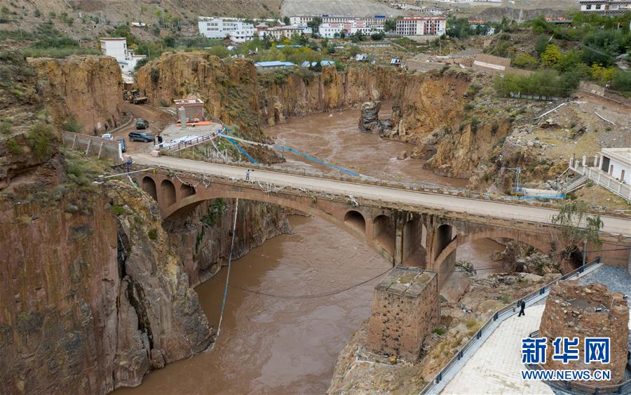 （新華全媒頭條&middot;圖文互動(dòng)）（6）格桑花開(kāi)滿天路&mdash;&mdash;寫在川藏公路通車65周年之際