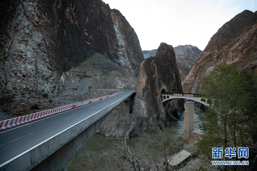 （新華全媒頭條&middot;圖文互動(dòng)）（8）格?；ㄩ_(kāi)滿天路&mdash;&mdash;寫在川藏公路通車65周年之際