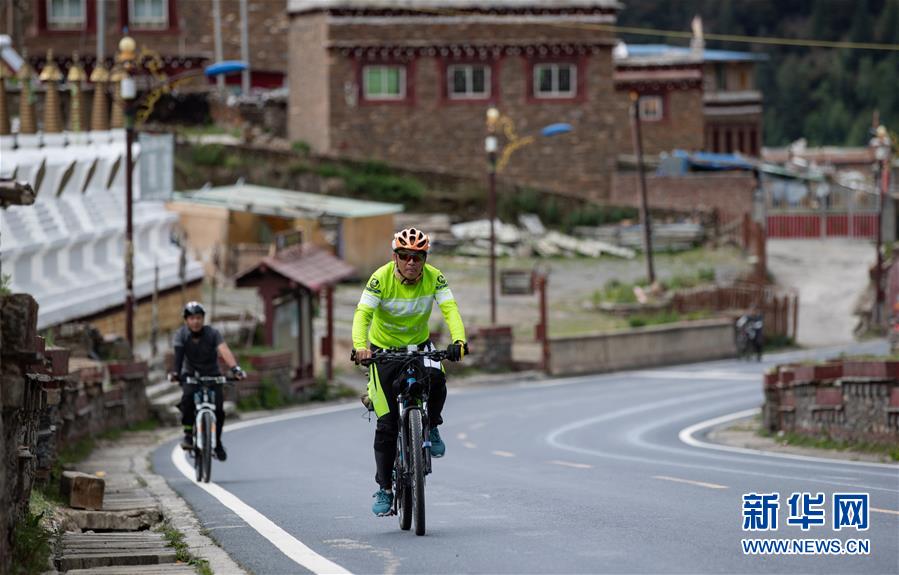 （新華全媒頭條&middot;圖文互動(dòng)）（11）格桑花開(kāi)滿天路&mdash;&mdash;寫在川藏公路通車65周年之際