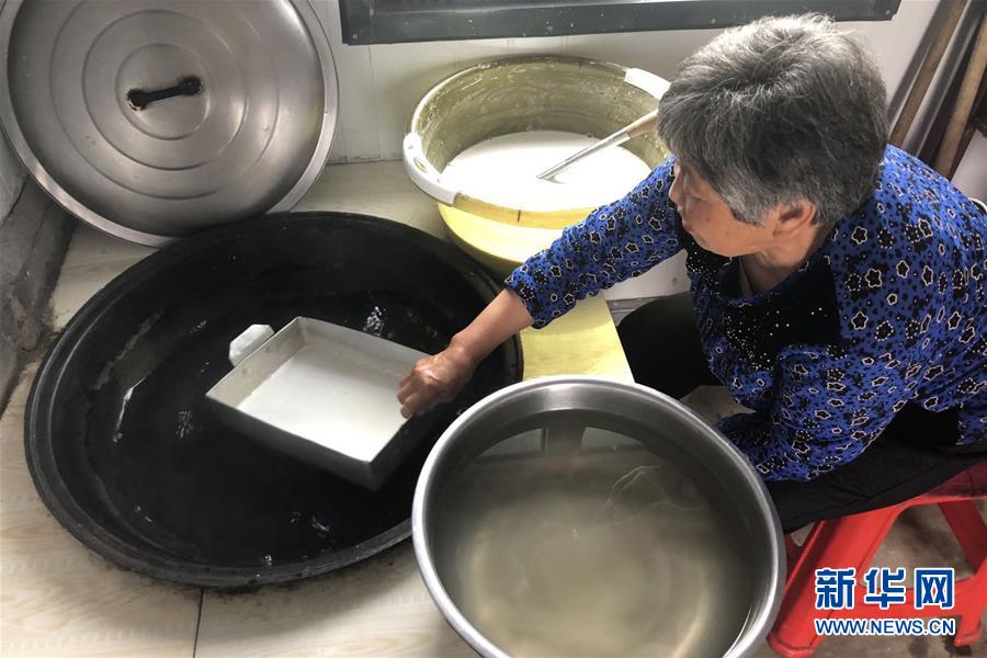 （脫貧攻堅&middot;圖文互動）（2）中國東極故事之四：&ldquo;粉皮大娘&rdquo;屈晶的&ldquo;脫貧秘方&rdquo;