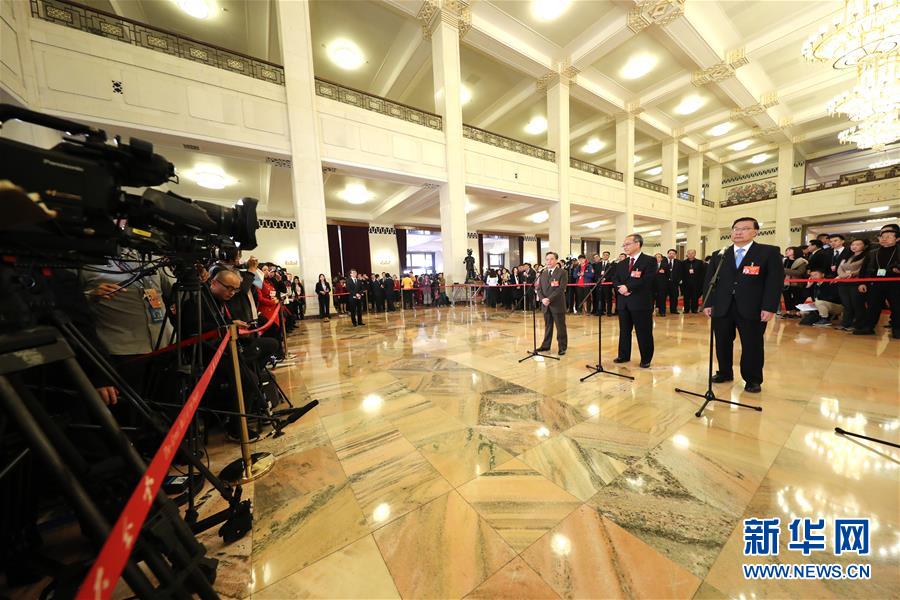 （兩會(huì)&middot;面對(duì)面）（11）全國(guó)人大代表接受采訪