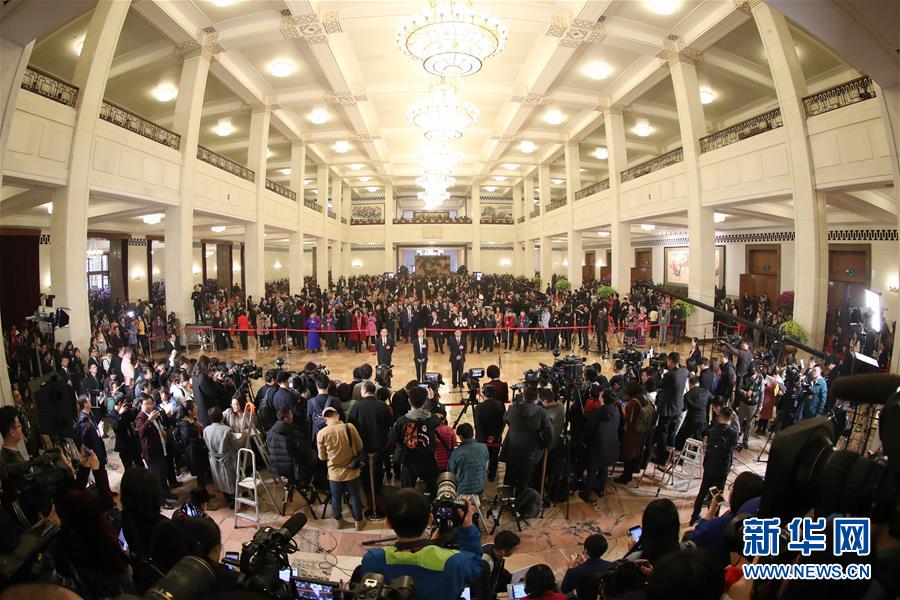 （兩會(huì)&middot;面對(duì)面）（12）全國人大代表接受采訪