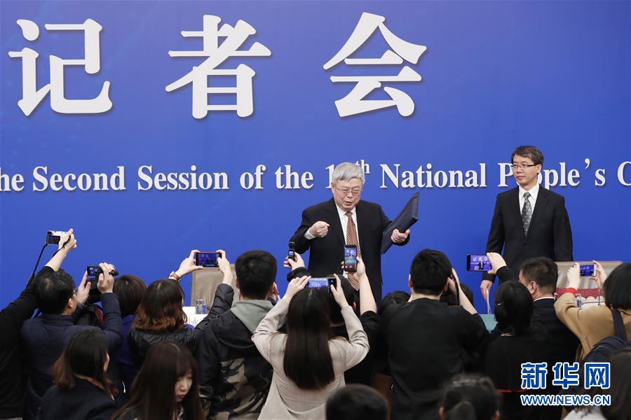 （兩會(huì)）（5）國(guó)務(wù)院扶貧辦主任劉永富就&ldquo;攻堅(jiān)克難&mdash;&mdash;堅(jiān)決打贏脫貧攻堅(jiān)戰(zhàn)&rdquo;答記者問(wèn)