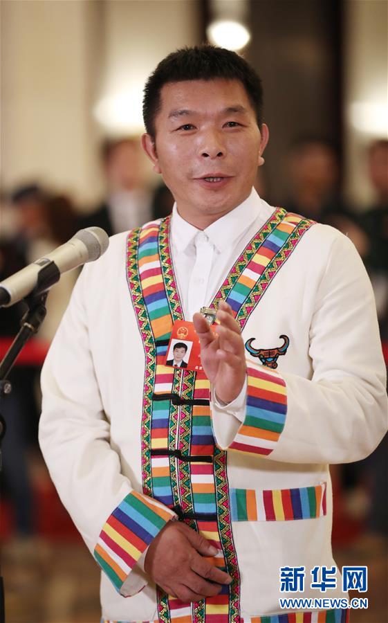 （兩會(huì)&middot;面對(duì)面）（4）全國(guó)人大代表接受采訪