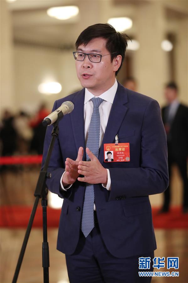 （兩會(huì)&middot;面對(duì)面）（5）全國(guó)人大代表接受采訪(fǎng)