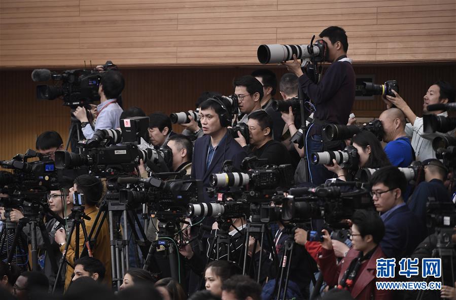 （兩會(huì)&middot;XHDW）（9）商務(wù)部部長(zhǎng)鐘山等就&ldquo;促進(jìn)形成強(qiáng)大國(guó)內(nèi)市場(chǎng) 推動(dòng)全方位對(duì)外開放&rdquo;答記者問