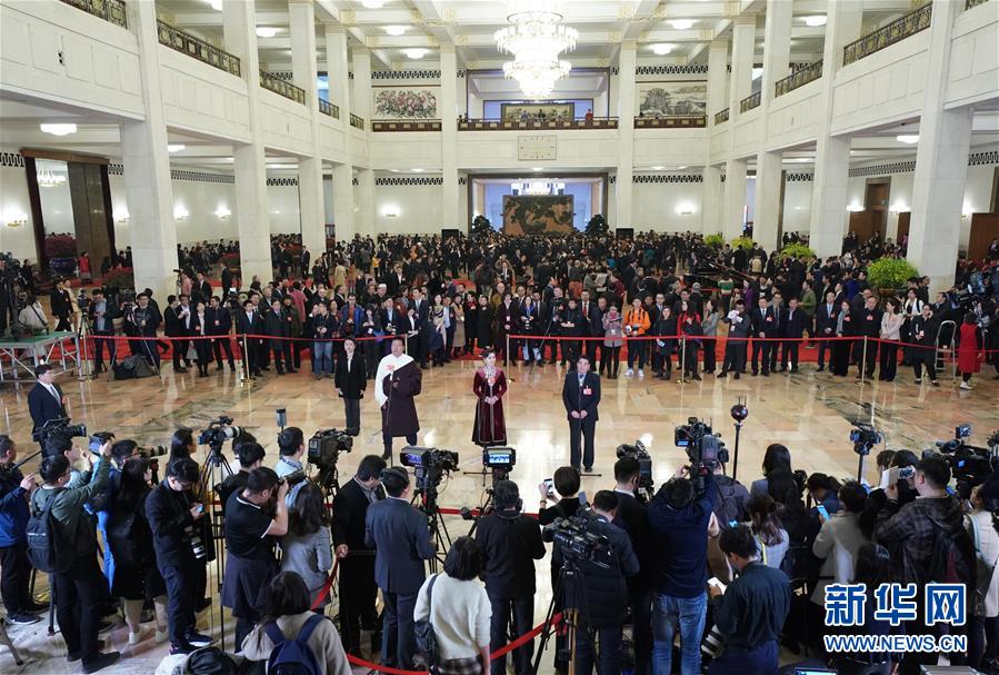 （兩會(huì)&middot;面對(duì)面）（12）全國政協(xié)委員接受采訪