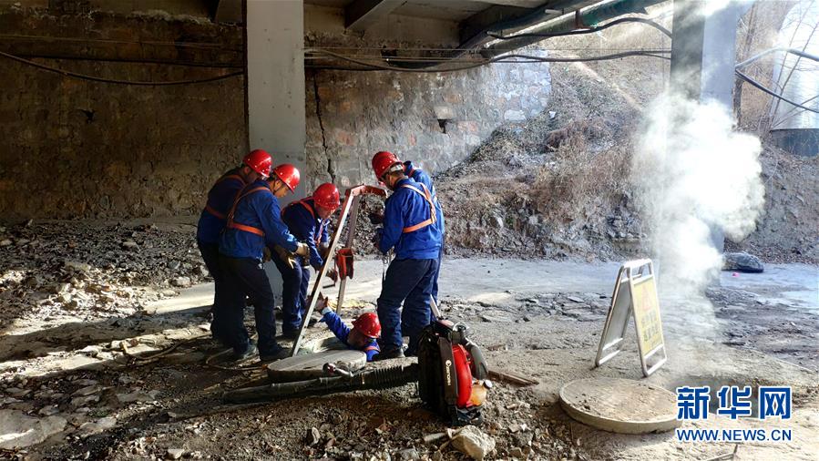 （嚴(yán)寒下的勞動(dòng)者&middot;圖文互動(dòng)）（1）巡線工人&ldquo;冰與火&rdquo;的考驗(yàn)