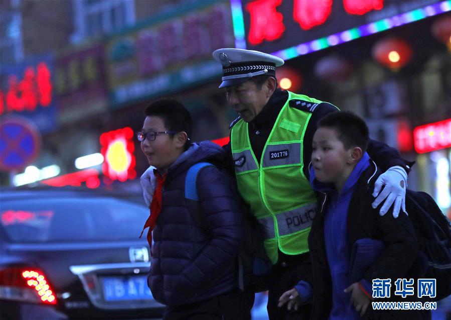 （新春走基層&middot;圖文互動(dòng)）（2）老楊貓腰護(hù)學(xué)：20米走了33年