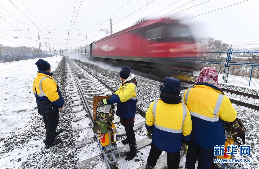 （新春走基層）（9）嚴寒下的&ldquo;鐵路醫(yī)生&rdquo;：風(fēng)雪中守護回家路