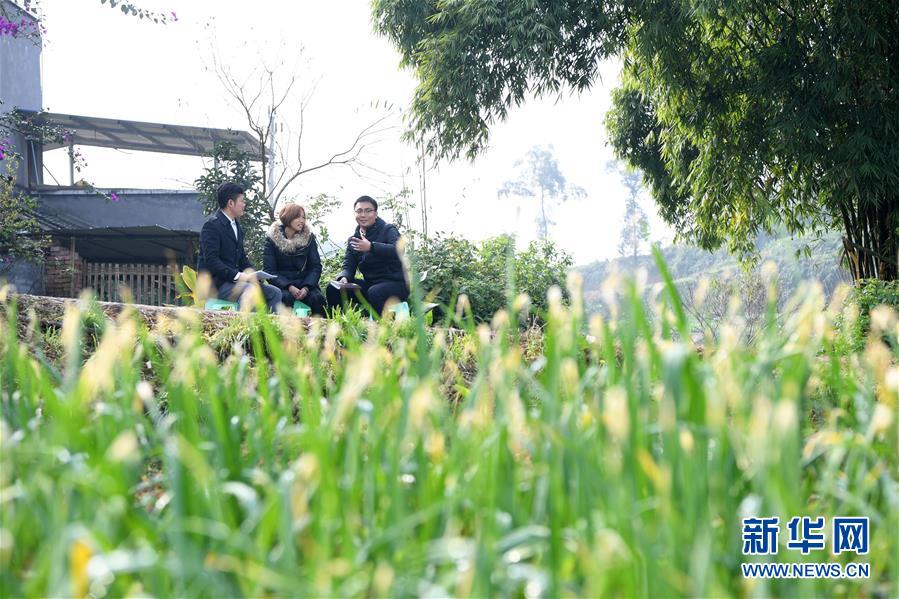 (新華全媒頭條·圖文互動)(12)為基層松綁減負 促干部擔當作為——以習近平同志為核心的黨中央推進“基層減負年”工作綜述